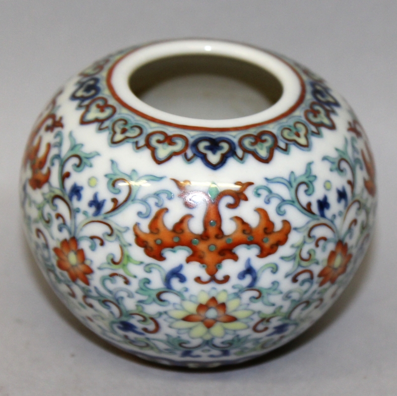 A SMALL CHINESE DOUCAI PORCELAIN WATER POT, decorated with bats above scrolling lotus, the base with - Image 4 of 6