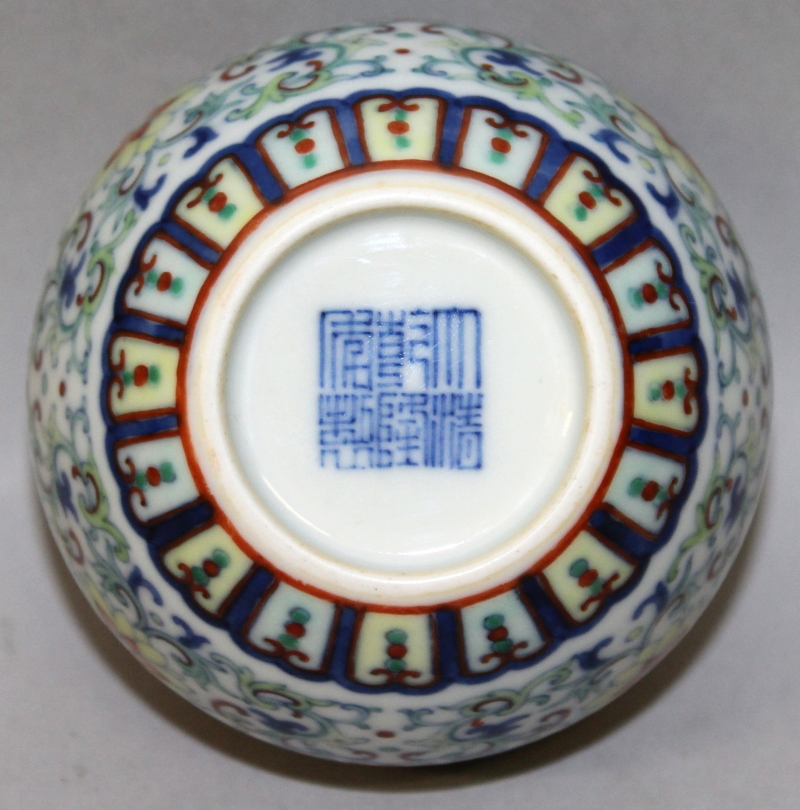 A SMALL CHINESE DOUCAI PORCELAIN WATER POT, decorated with bats above scrolling lotus, the base with - Image 6 of 6