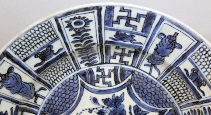 A GOOD LATE 17TH CENTURY CHINESE KANGXI PERIOD KRAAK STYLE SHIPWRECK PORCELAIN PLATE, of larger than - Image 4 of 6