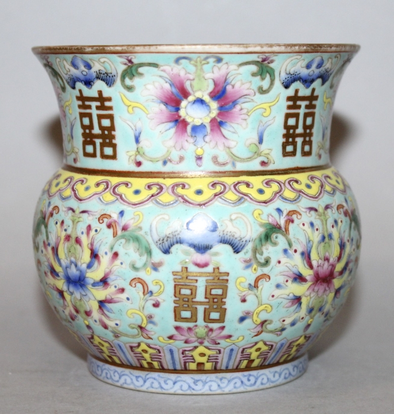 A FINE QUALITY TURQUOISE GROUND FAMILLE ROSE PORCELAIN VASE, the sides of the bulbous body decorated - Image 2 of 4
