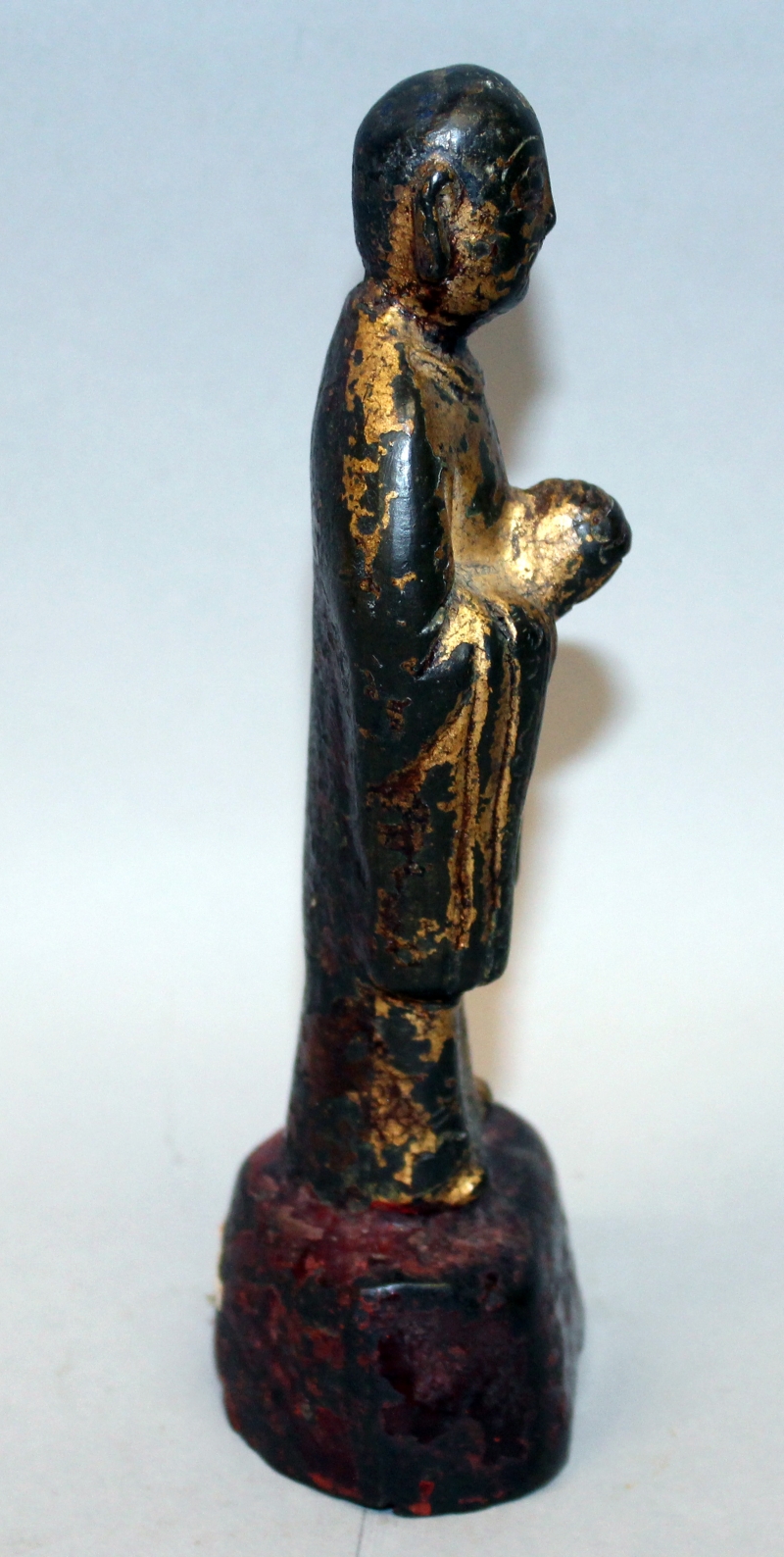 A GOOD 16TH/17TH CENTURY CHINESE GILT & LACQUERED BRONZE FIGURE OF A PRIEST, standing in flowing - Image 2 of 6