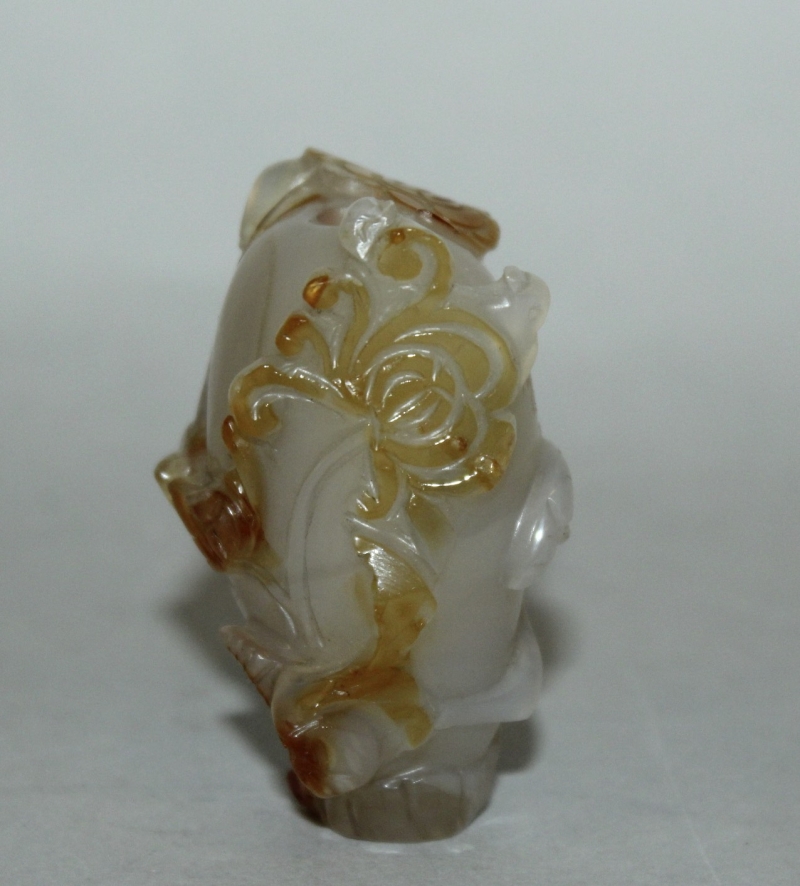 A GOOD 18TH/19TH CENTURY CHINESE AGATE SNUFF BOTTLE, carved in the form of a foliate shrouded gourd, - Image 3 of 4