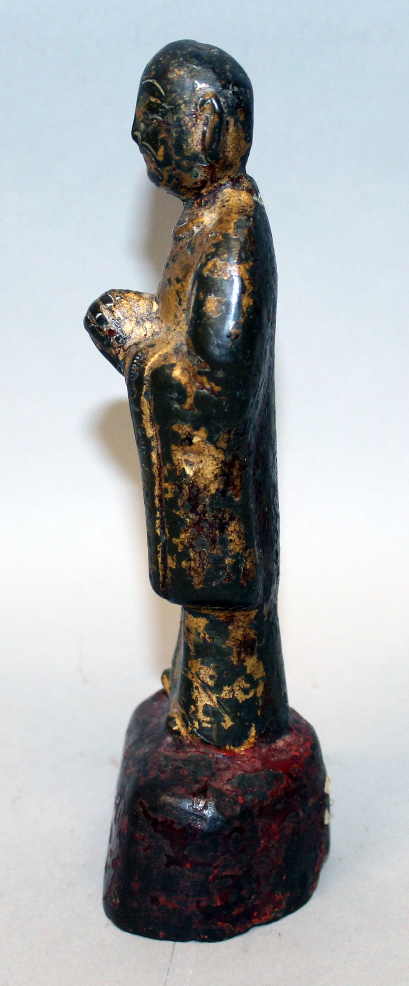 A GOOD 16TH/17TH CENTURY CHINESE GILT & LACQUERED BRONZE FIGURE OF A PRIEST, standing in flowing - Image 4 of 6