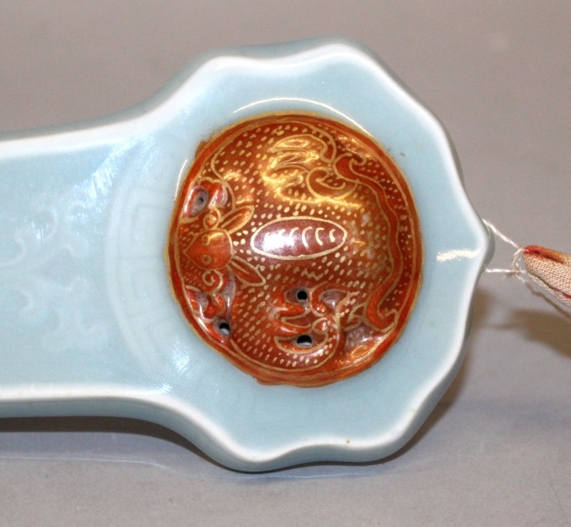 A GOOD QUALITY CHINESE CELADON PORCELAIN RUYI SCEPTRE, moulded with pierced iron-red and gilded - Image 6 of 10