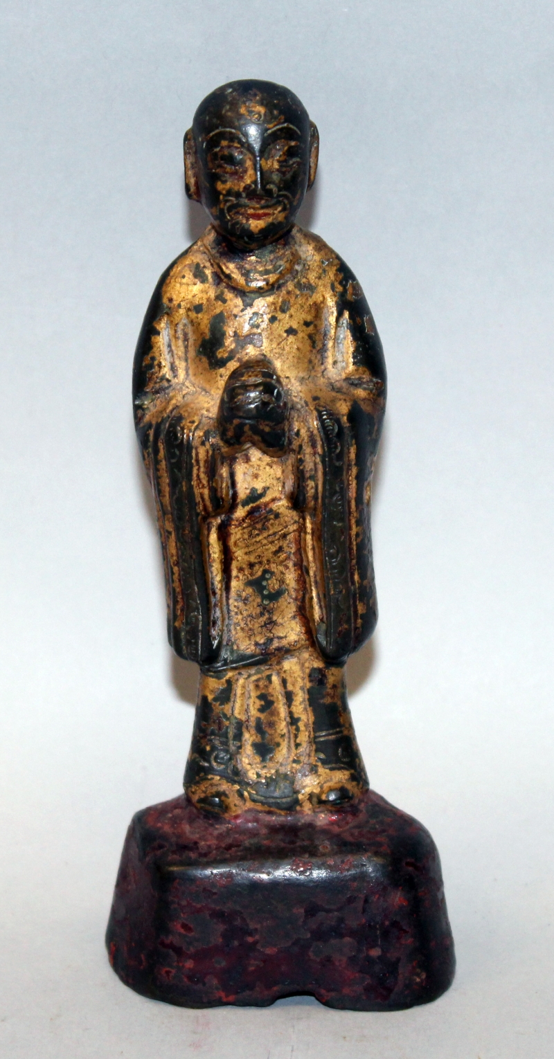 A GOOD 16TH/17TH CENTURY CHINESE GILT & LACQUERED BRONZE FIGURE OF A PRIEST, standing in flowing