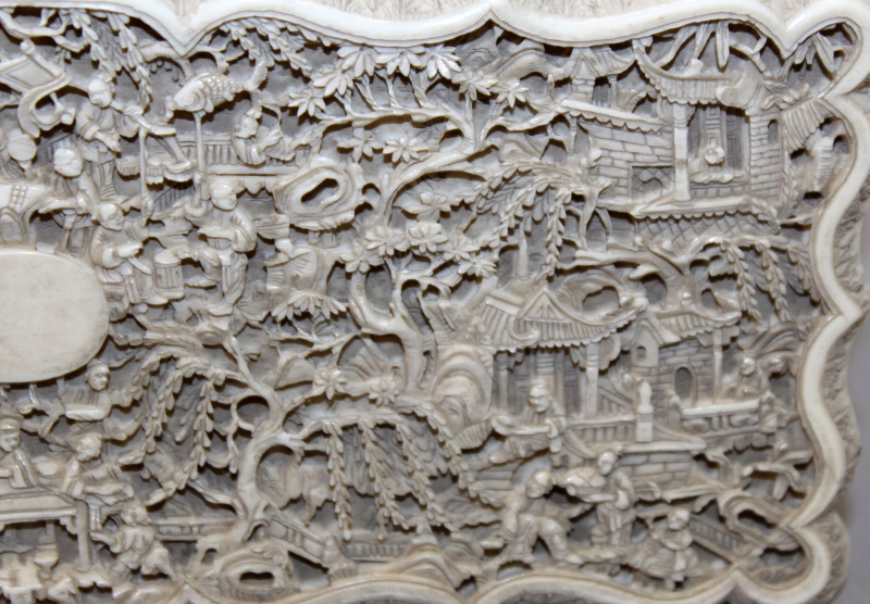 A GOOD 19TH CENTURY CHINESE CANTON IVORY CASKET, the shaped and hinged cover carved in deep relief - Image 6 of 9