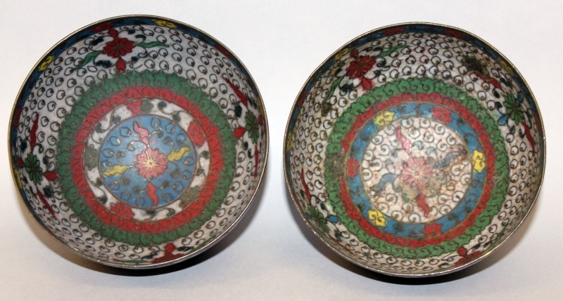 A GOOD PAIR OF 17TH CENTURY CHINESE LATE MING DYNASTY CLOISONNE BOWLS, each decorated with formal - Image 6 of 7