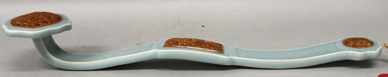 A GOOD QUALITY CHINESE CELADON PORCELAIN RUYI SCEPTRE, moulded with pierced iron-red and gilded - Image 3 of 10