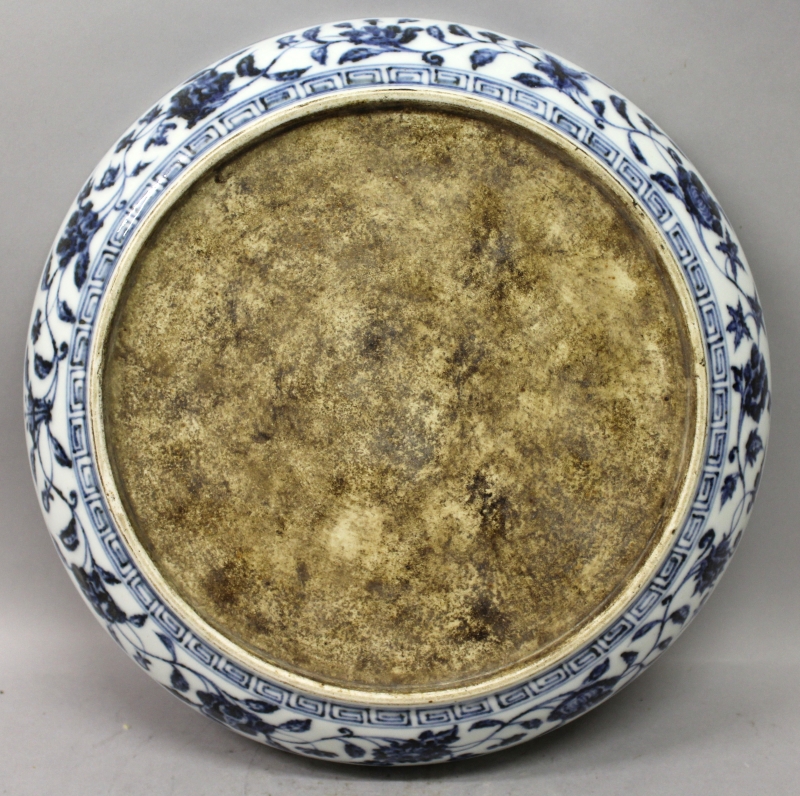 A CHINESE BLUE & WHITE MING STYLE PORCELAIN DISH, painted to the centre with the 'Three Friends', - Image 3 of 3
