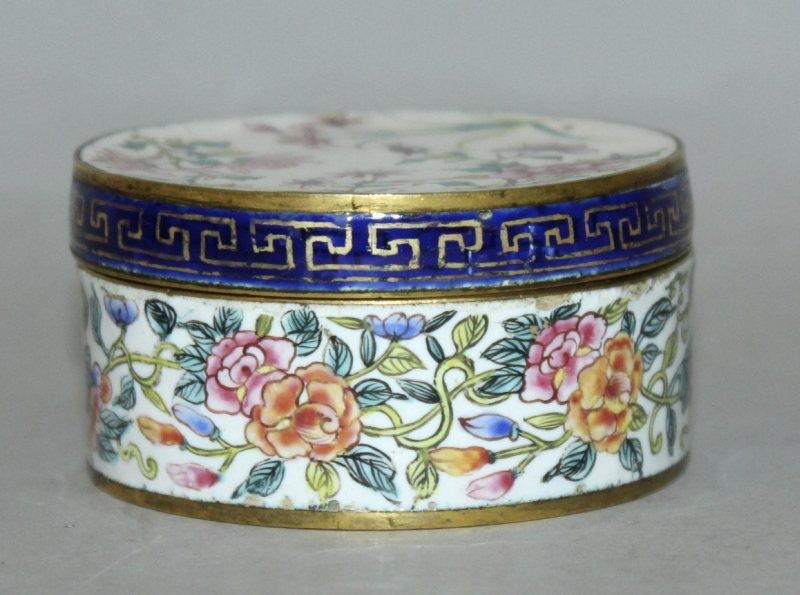 A SMALL GOOD QUALITY 18TH CENTURY CHINESE QIANLONG PERIOD CANTON ENAMEL CIRCULAR BOX & COVER, the