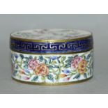 A SMALL GOOD QUALITY 18TH CENTURY CHINESE QIANLONG PERIOD CANTON ENAMEL CIRCULAR BOX & COVER, the