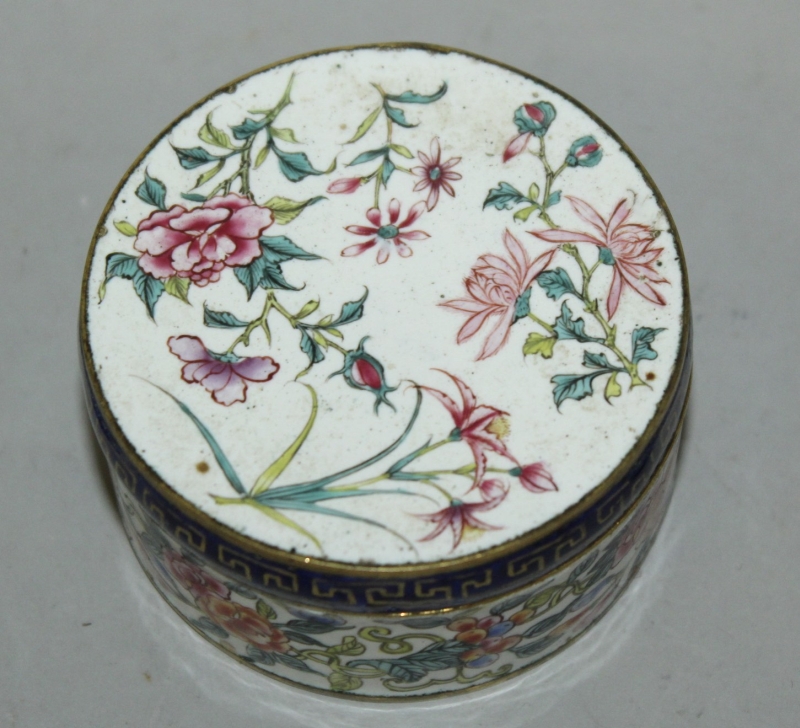 A SMALL GOOD QUALITY 18TH CENTURY CHINESE QIANLONG PERIOD CANTON ENAMEL CIRCULAR BOX & COVER, the - Image 3 of 5