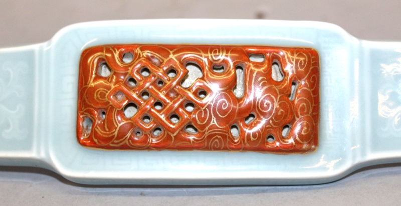 A GOOD QUALITY CHINESE CELADON PORCELAIN RUYI SCEPTRE, moulded with pierced iron-red and gilded - Image 4 of 10