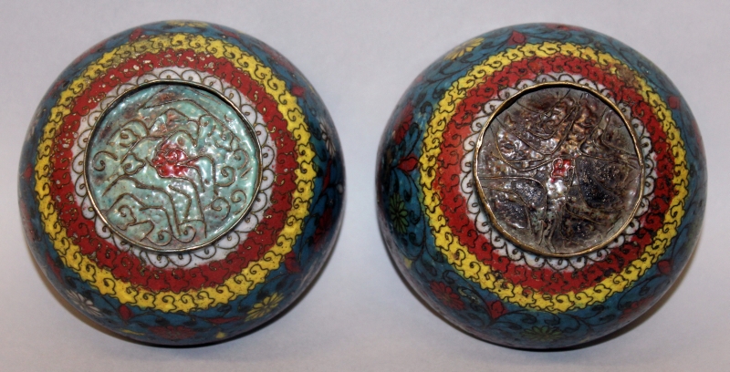 A GOOD PAIR OF 17TH CENTURY CHINESE LATE MING DYNASTY CLOISONNE BOWLS, each decorated with formal - Image 7 of 7