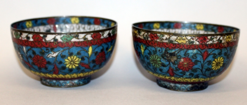 A GOOD PAIR OF 17TH CENTURY CHINESE LATE MING DYNASTY CLOISONNE BOWLS, each decorated with formal - Image 5 of 7