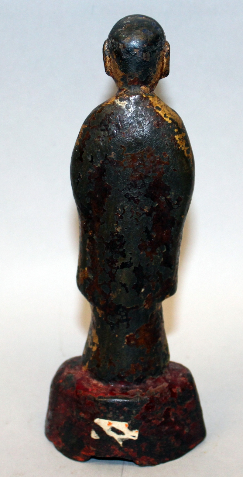 A GOOD 16TH/17TH CENTURY CHINESE GILT & LACQUERED BRONZE FIGURE OF A PRIEST, standing in flowing - Image 3 of 6