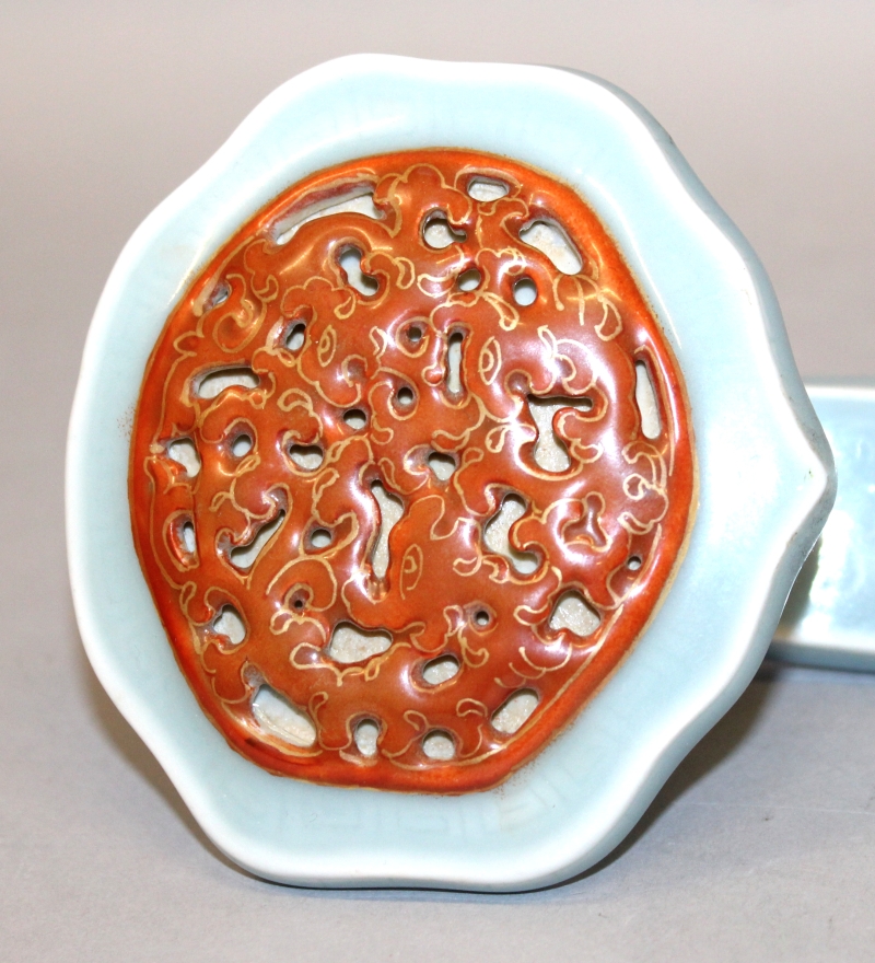 A GOOD QUALITY CHINESE CELADON PORCELAIN RUYI SCEPTRE, moulded with pierced iron-red and gilded - Image 5 of 10