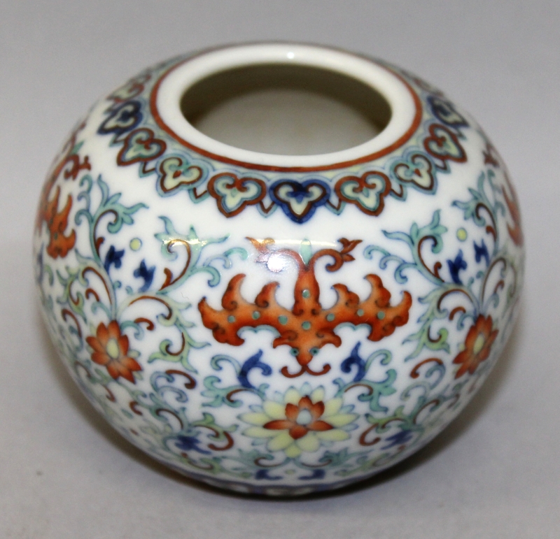 A SMALL CHINESE DOUCAI PORCELAIN WATER POT, decorated with bats above scrolling lotus, the base with - Image 3 of 6