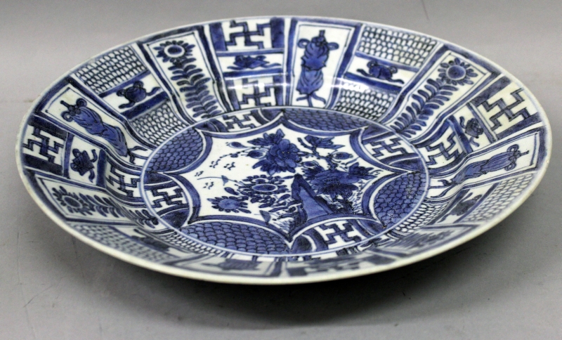 A GOOD LATE 17TH CENTURY CHINESE KANGXI PERIOD KRAAK STYLE SHIPWRECK PORCELAIN PLATE, of larger than - Image 2 of 6