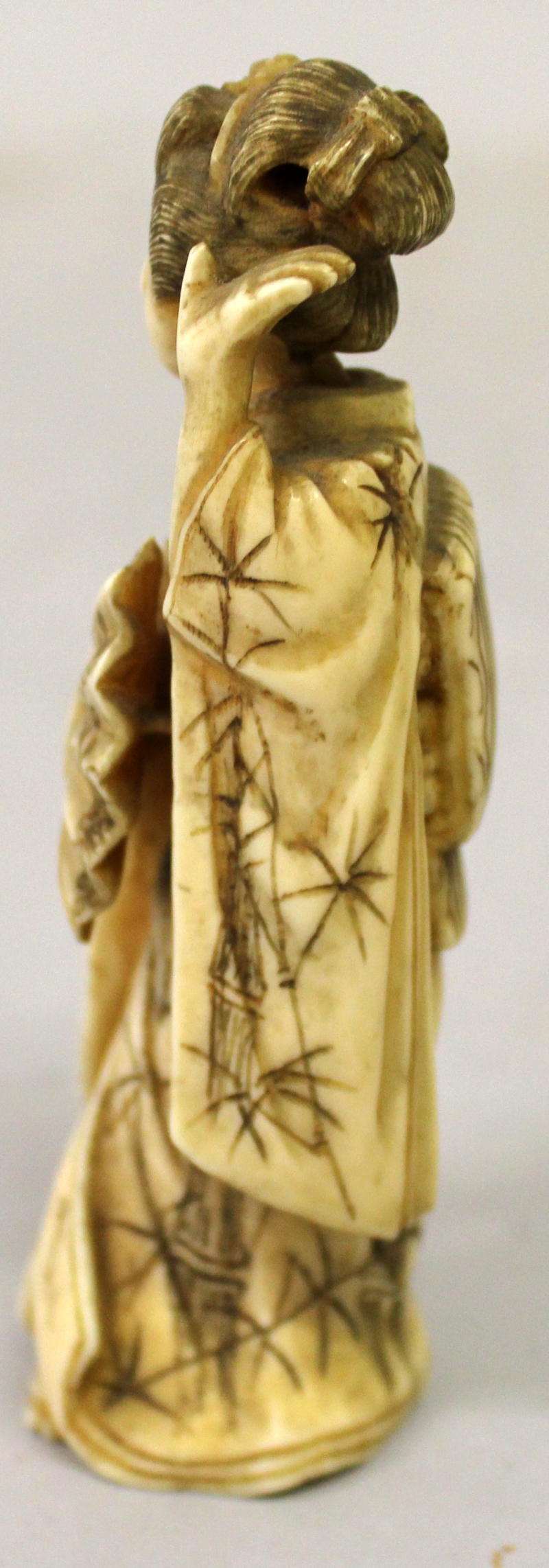 A JAPANESE MEIJI PERIOD IVORY OKIMONO OF A GEISHA, standing in flowing robes and holding a fan, - Image 4 of 5