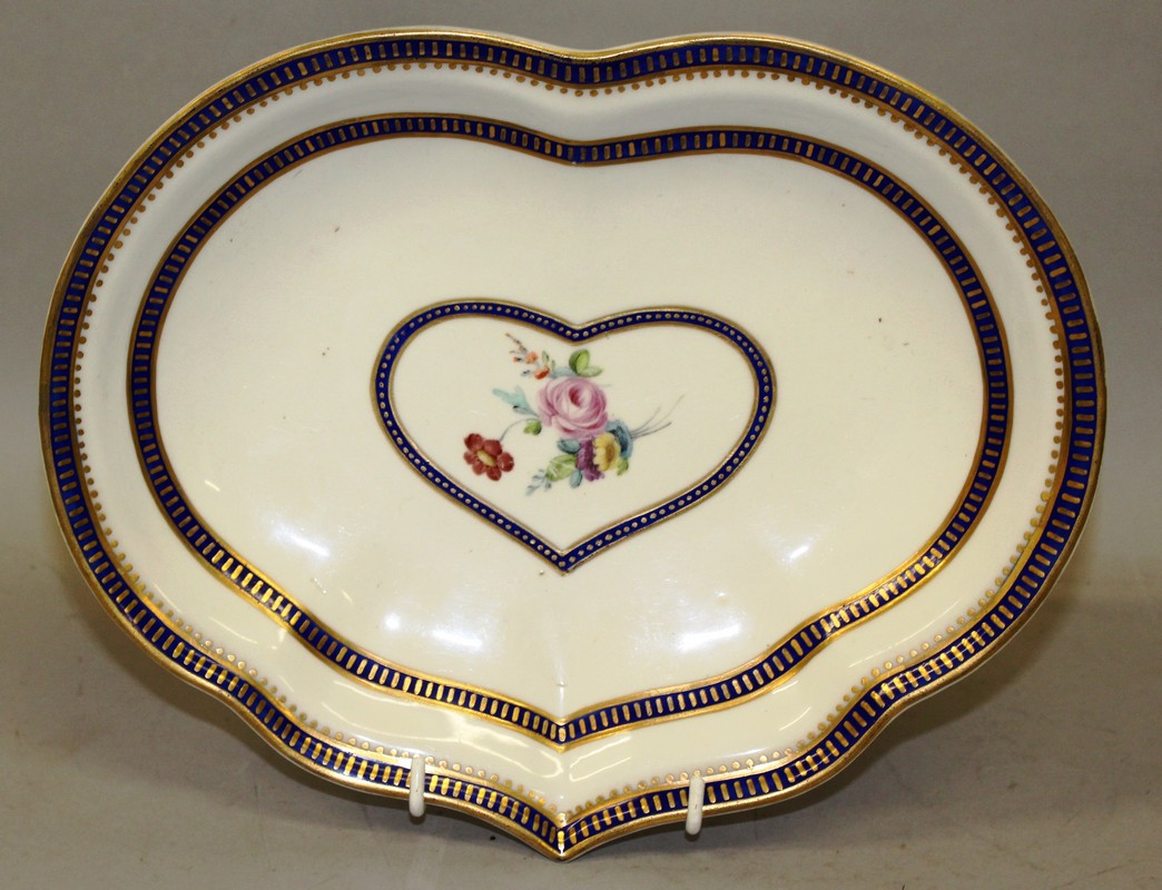 AN 18TH CENTURY CHELSEA DERBY HEART SHAPE DISH, centrally painted with flowers under three blue