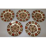 A SET OF FIVE LATE 20TH CENTURY ROYAL CROWN DERBY PLATES painted with imari pattern 1128.