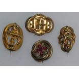 FOUR VICTORIAN PINCHBECK BROOCHES.