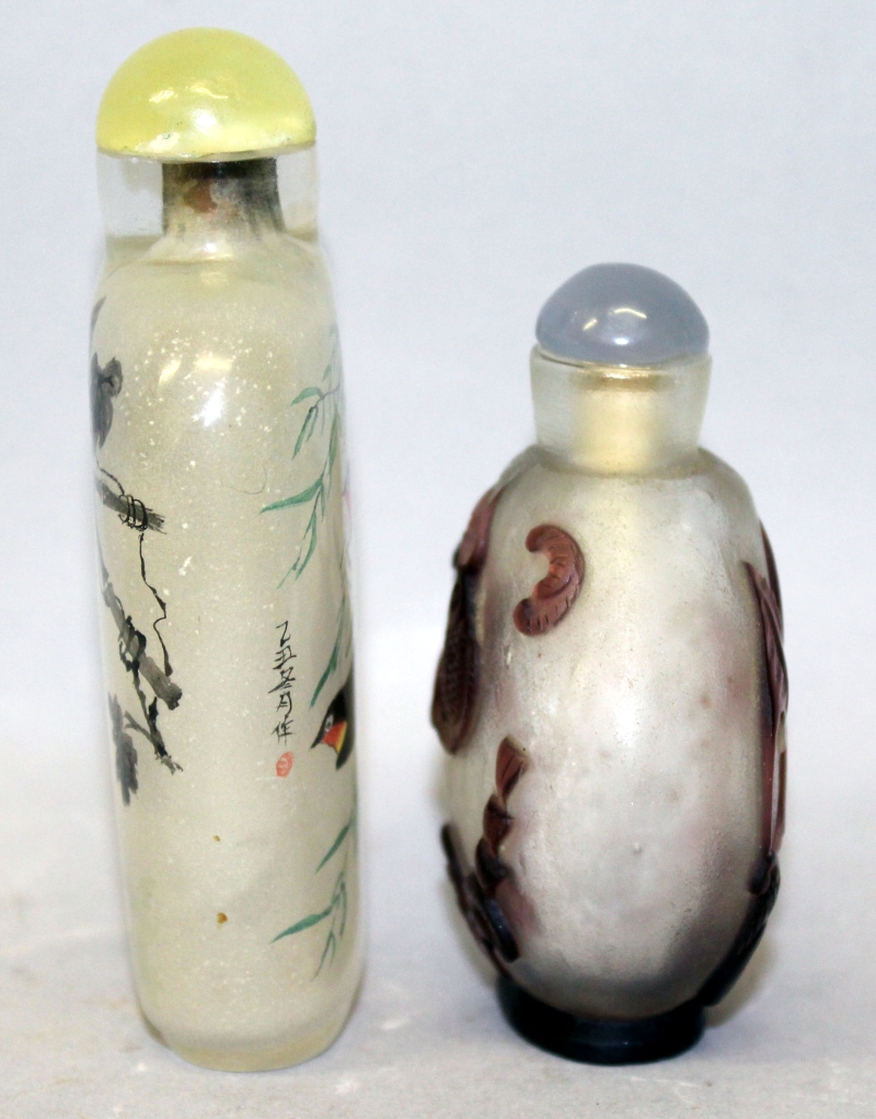 TWO 20TH CENTURY CHINESE GLASS SNUFF BOTTLES & STOPPERS, one interior painted, the second of red - Image 2 of 5