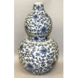 A CHINESE MING STYLE BLUE & WHITE DOUBLE GOURD PORCELAIN VASE, the sides of the fluted body