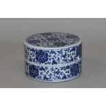 A 19TH CENTURY CHINESE BLUE & WHITE PORCELAIN CIRCULAR BOX & COVER, painted in a retrospective style