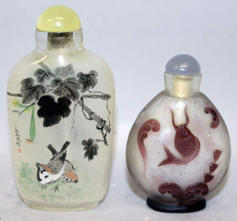 TWO 20TH CENTURY CHINESE GLASS SNUFF BOTTLES & STOPPERS, one interior painted, the second of red - Image 3 of 5