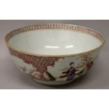 AN 18TH CENTURY CHINESE QIANLONG PERIOD FAMILLE ROSE MANDARIN PORCELAIN BOWL, the sides painted with