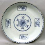 A GOOD LARGE EARLY 18TH CENTURY CHINESE KANGXI/YONGZHENG PERIOD PORCELAIN DISH, of saucer shape, the