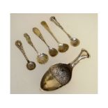 A novelty silver oak leaf caddy spoon and five salt spoons.