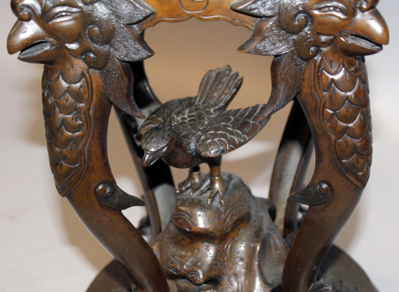 A LARGE & IMPRESSIVE JAPANESE MEIJI PERIOD BRONZE KORO & COVER ON STAND, the koro with upright - Image 7 of 7