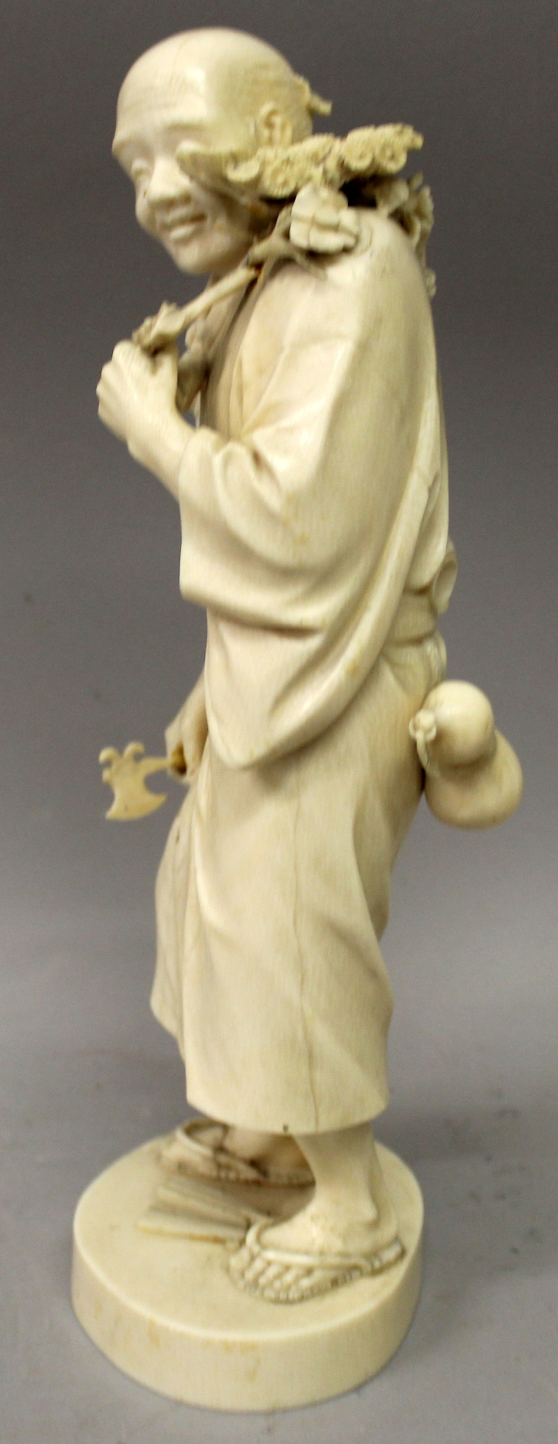 A LARGE GOOD QUALITY JAPANESE MEIJI PERIOD TOKYO SCHOOL IVORY OKIMONO OF A STANDING MAN, holding - Image 4 of 8