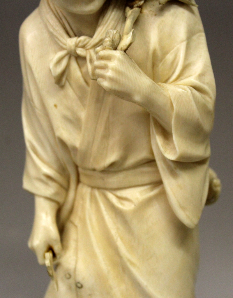 A LARGE GOOD QUALITY JAPANESE MEIJI PERIOD TOKYO SCHOOL IVORY OKIMONO OF A STANDING MAN, holding - Image 6 of 8