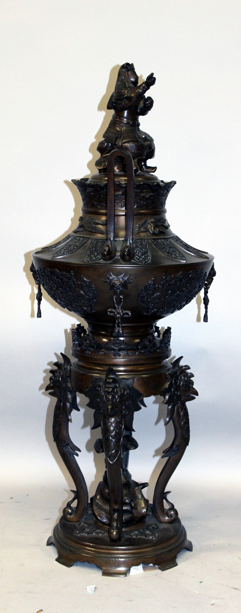 A LARGE & IMPRESSIVE JAPANESE MEIJI PERIOD BRONZE KORO & COVER ON STAND, the koro with upright - Image 2 of 7
