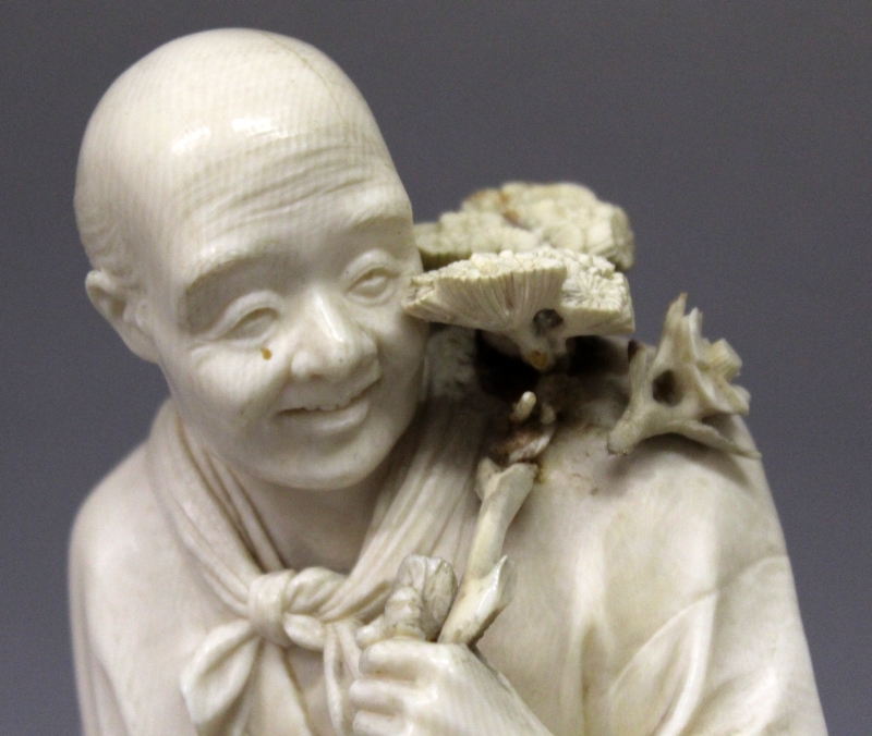 A LARGE GOOD QUALITY JAPANESE MEIJI PERIOD TOKYO SCHOOL IVORY OKIMONO OF A STANDING MAN, holding - Image 5 of 8