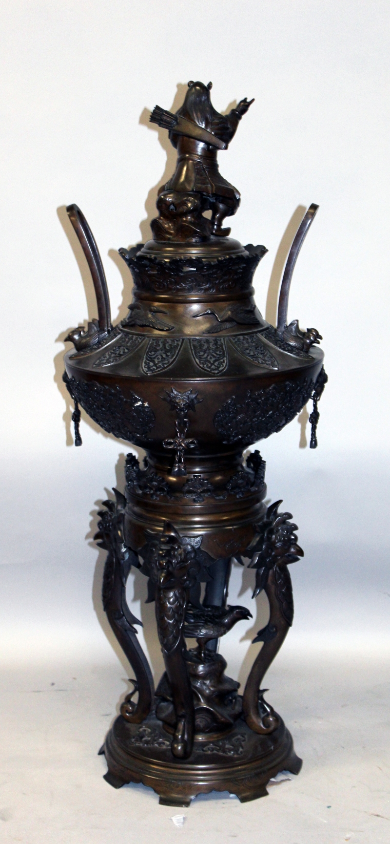 A LARGE & IMPRESSIVE JAPANESE MEIJI PERIOD BRONZE KORO & COVER ON STAND, the koro with upright - Image 3 of 7
