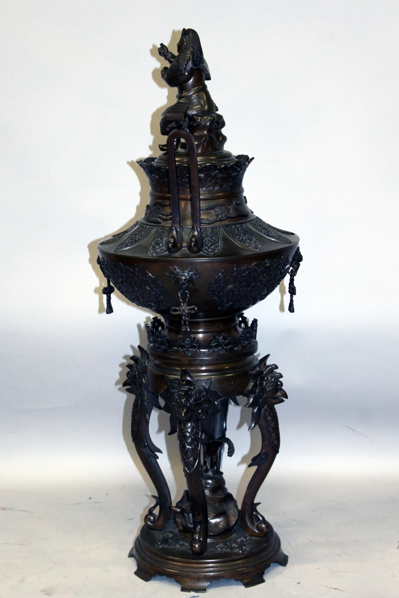 A LARGE & IMPRESSIVE JAPANESE MEIJI PERIOD BRONZE KORO & COVER ON STAND, the koro with upright - Image 4 of 7