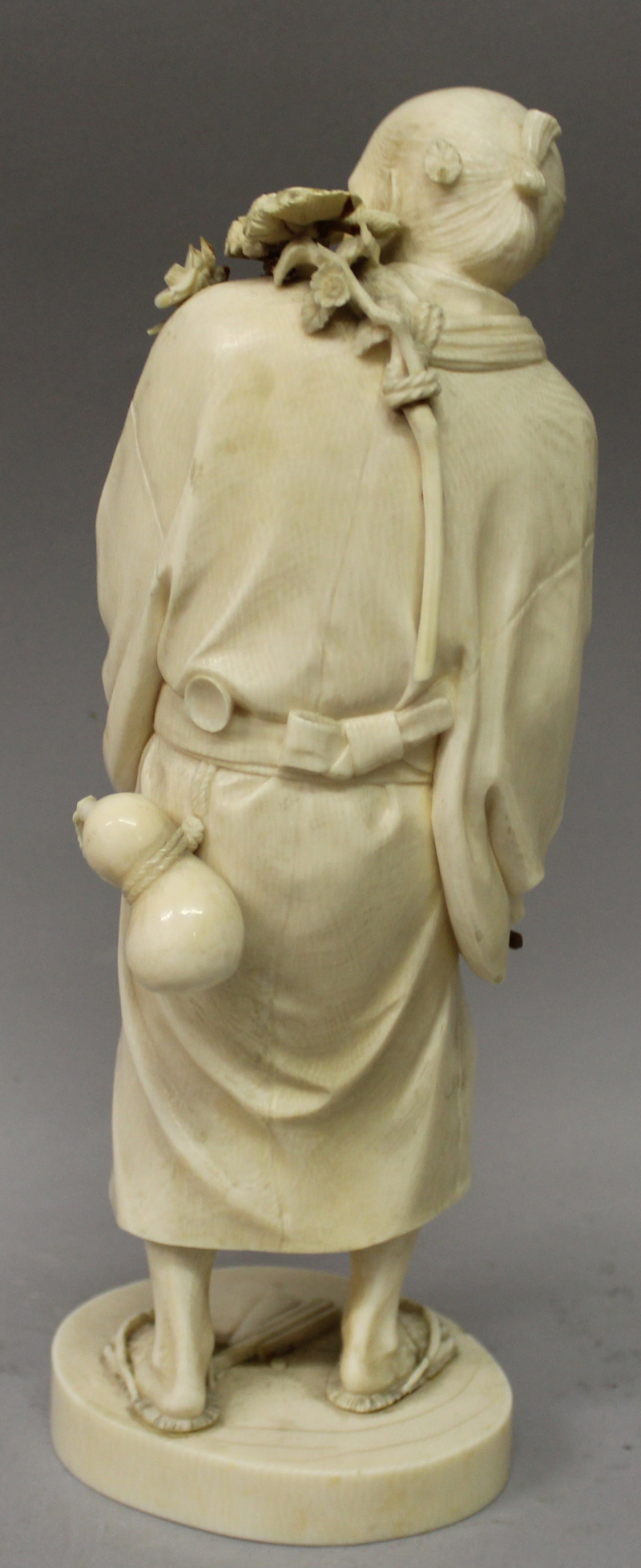 A LARGE GOOD QUALITY JAPANESE MEIJI PERIOD TOKYO SCHOOL IVORY OKIMONO OF A STANDING MAN, holding - Image 3 of 8