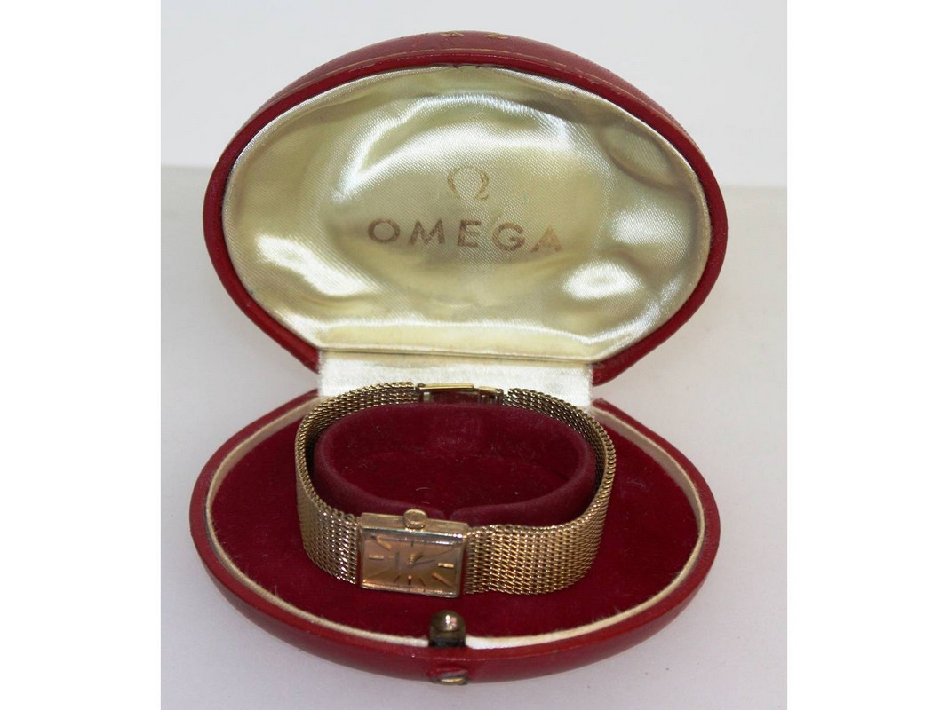 A LADIES 9CT GOLD OMEGA WRISTWATCH WITH BRACELET, in original box.