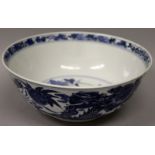 A 19TH CENTURY CHINESE BLUE & WHITE PORCELAIN BOWL, the sides painted with two sinuous dragons,