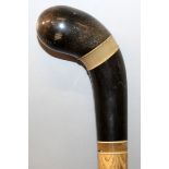 A FINE QUALITY 19TH CENTURY RHINOCEROS HORN HANDLED WOOD WALKING STICK, the blackish horn with a