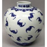 A GOOD QUALITY CHINESE BLUE & WHITE PORCELAIN JAR, decorated in a 'heaped and piled' manner with