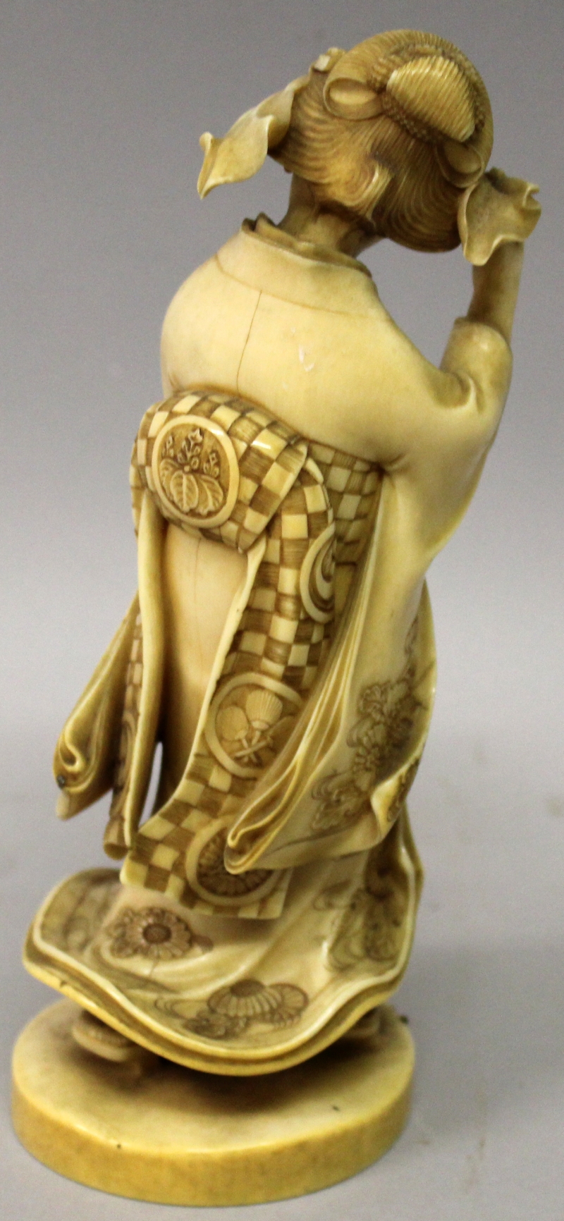 A GOOD QUALITY SIGNED JAPANESE MEIJI PERIOD IVORY OKIMONO OF A BIJIN, walking on geta in floral - Image 3 of 7