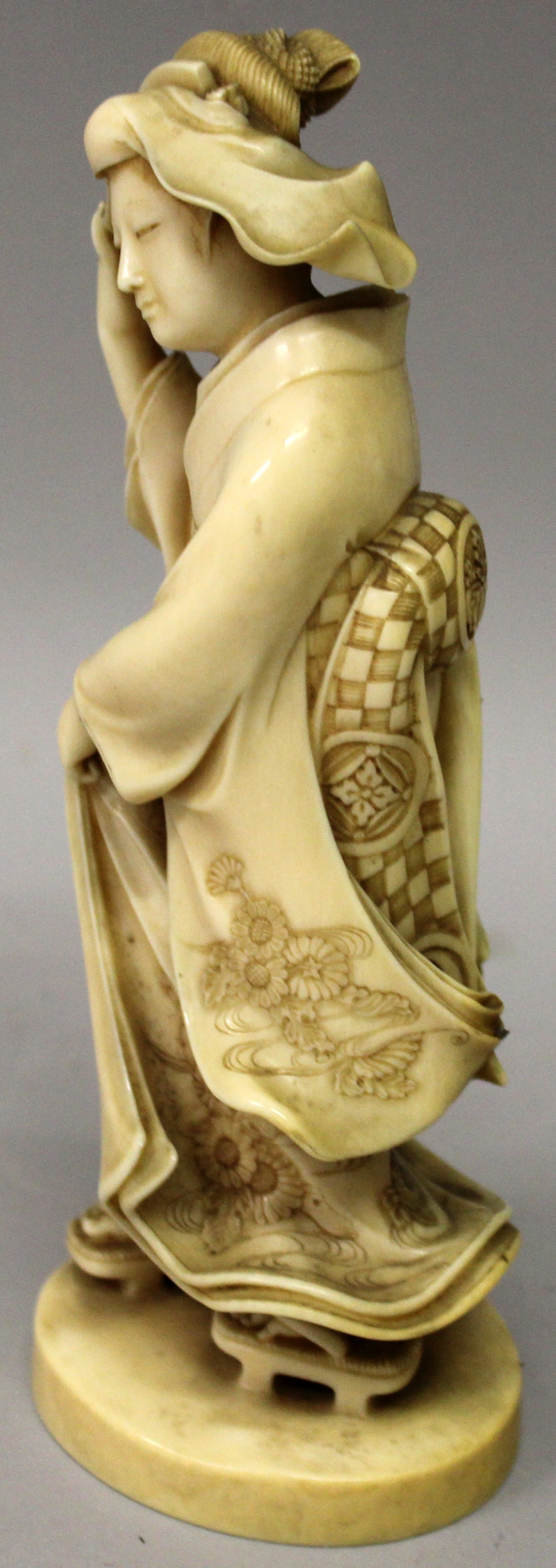 A GOOD QUALITY SIGNED JAPANESE MEIJI PERIOD IVORY OKIMONO OF A BIJIN, walking on geta in floral - Image 4 of 7
