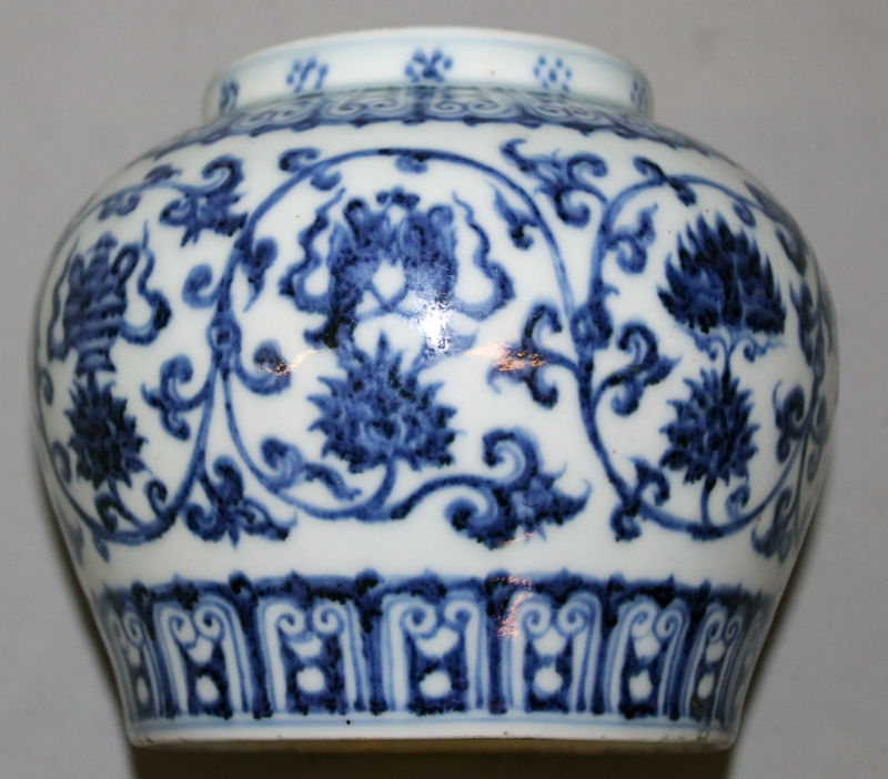 A CHINESE MING STYLE BLUE & WHITE PORCELAIN JAR & COVER, the sides decorated with a formal design of - Image 5 of 6