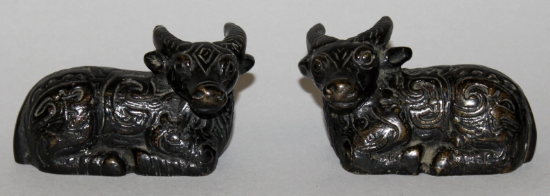 A SMALL PAIR OF 19TH/20TH CENTURY CHINESE BRONZE MODELS OF RAMS, each recumbent animal with